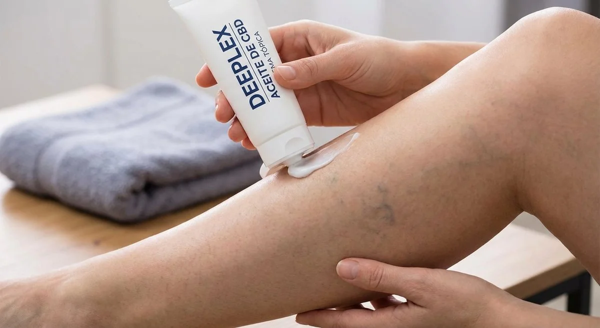 Aplicación de crema en piernas con varices